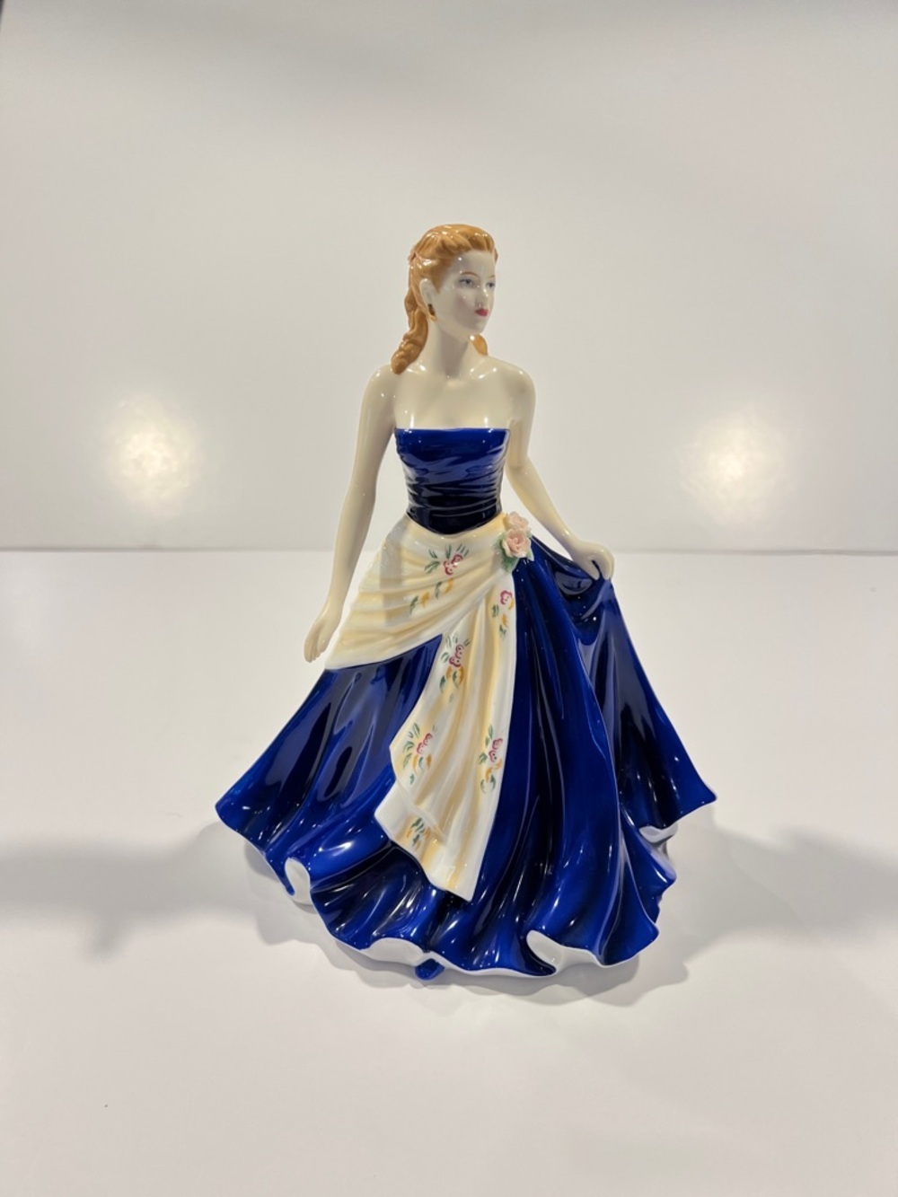 Royal Doulton Pretty Ladies Olivia 2008 Figure Of The Year Figurine HN 5114